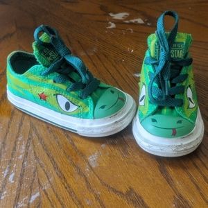 Size 5 toddler converse sneakers